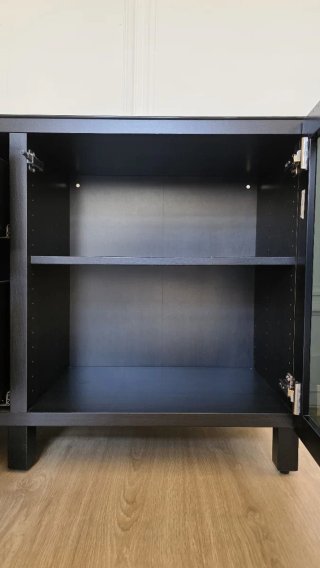 Aparador IKEA preto com tampo de vidro
