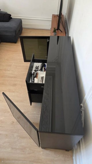 Aparador IKEA preto com tampo de vidro