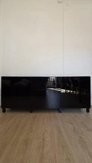 Aparador IKEA preto com tampo de vidro