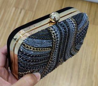 Bolso de mano con cadenas doradas y plateadas