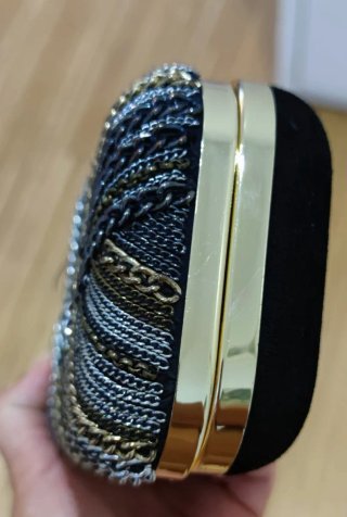 Bolso de mano con cadenas doradas y plateadas