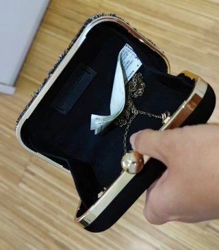 Bolso de mano con cadenas doradas y plateadas