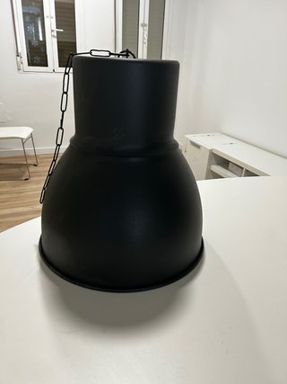 Lámpara de techo colgante negra.