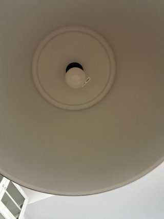 Lámpara de techo colgante negra.