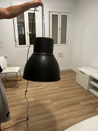 Lámpara de techo colgante negra.