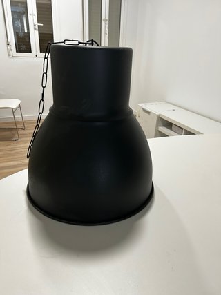 Lámpara de techo colgante negra.