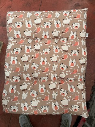 Cama para perro con estampado de perros 80x60