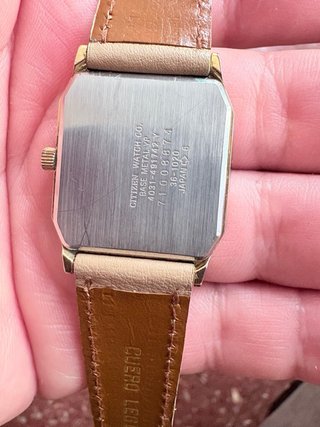 Reloj Citizen quartz vintage tipo tank.