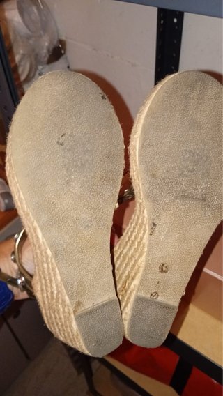 Sandalias cuña doradas con pedrería