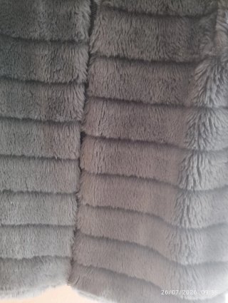 Chaquetón gris con capucha