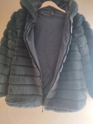 Chaquetón gris con capucha