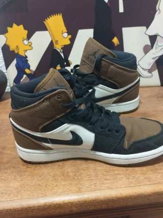 Nike Jordan 1 Mid Marrón y Negro