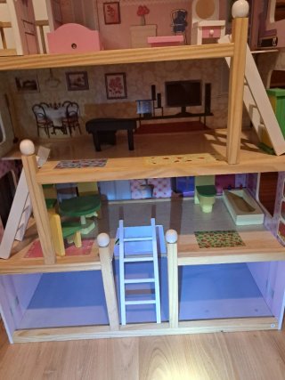 Casa de muñecas de madera