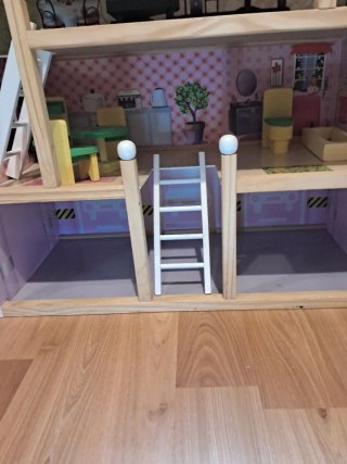 Casa de muñecas de madera