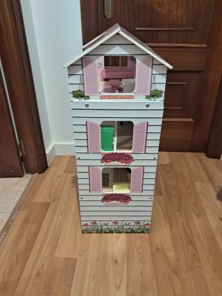Casa de muñecas de madera