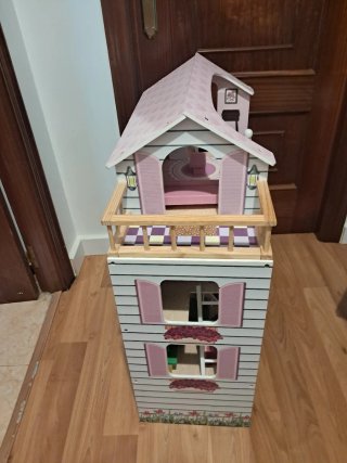 Casa de muñecas de madera