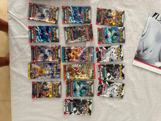 Lote Pokémon: Caja + Póster + 15 Sobres