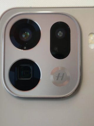 OPPO Find X9 Pro in titanio