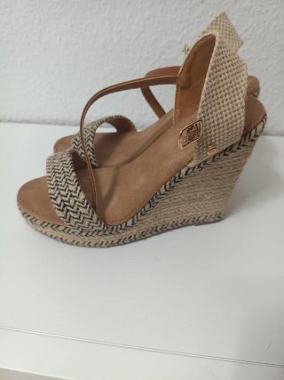 Sandalias esparto cuña beige y marrón