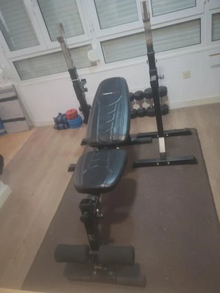 Banco de pesas y gimnasio