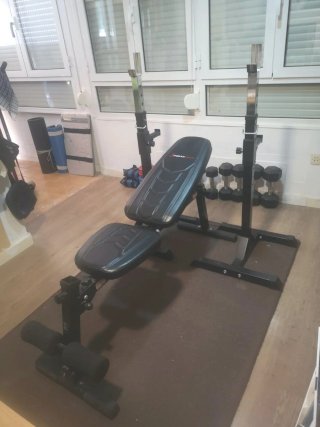 Banco de pesas y gimnasio