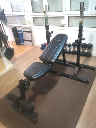 Banco de pesas y gimnasio