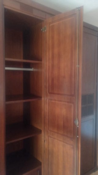 Armario de madera marrón