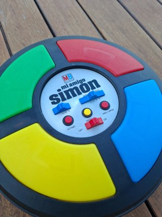 Juego Simon MB 1984 funcionando.