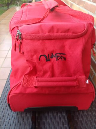 Bolsa de viaje roja medida 70x33 poco uso.