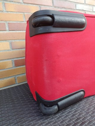 Bolsa de viaje roja medida 70x33 poco uso.