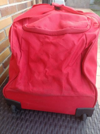 Bolsa de viaje roja medida 70x33 poco uso.