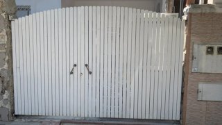 Puerta de garaje blanca