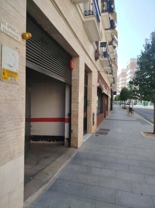 C/ PRIM. Garaje grande para coche grande y 2 motos