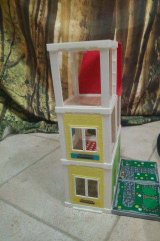 Casita de juguete de madera