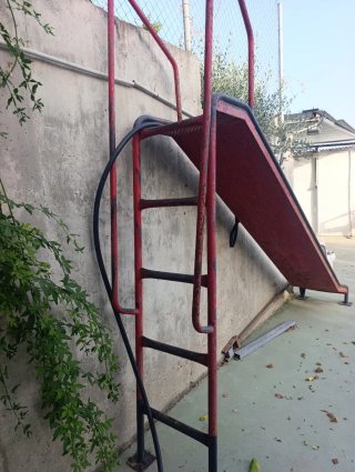 Tobogán metálico infantil