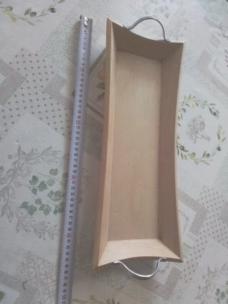 Bandeja de madera con asas metálicas