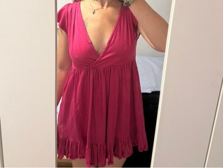 Vestido babydoll fucsia.