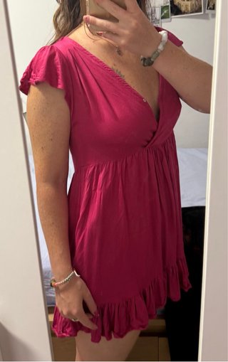 Vestido babydoll fucsia.