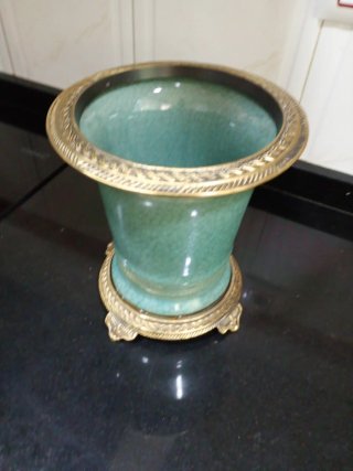 Jarrón porcelana verde con base dorada