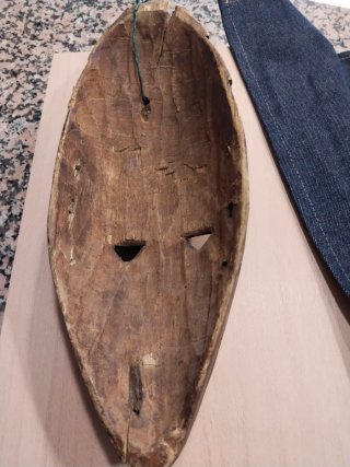 Máscara africana de madera tallada
