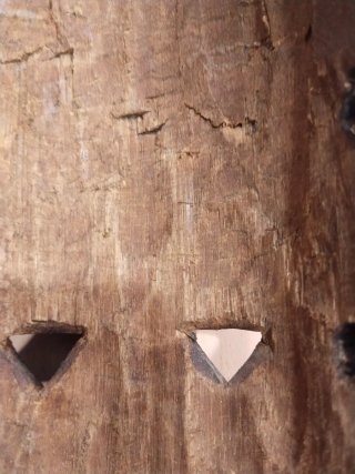 Máscara africana de madera tallada