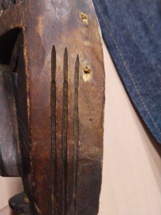Máscara africana de madera tallada