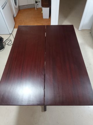 Mesa de comedor de madera oscura