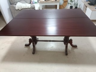 Mesa de comedor de madera oscura
