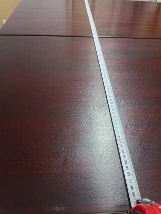 Mesa de comedor de madera oscura