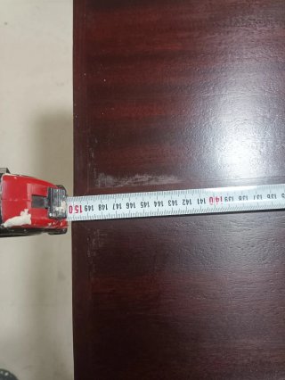 Mesa de comedor de madera oscura