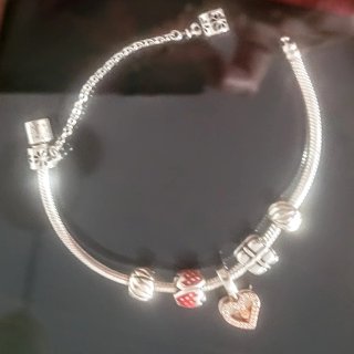 PULSERA CON CHARMS PANDORA