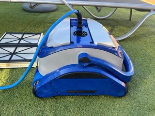 Robot Limpiafondos Piscina Azul y Blanco