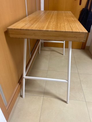 Escritorio de bambú con patas metálicas