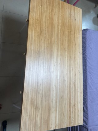 Escritorio de bambú con patas metálicas